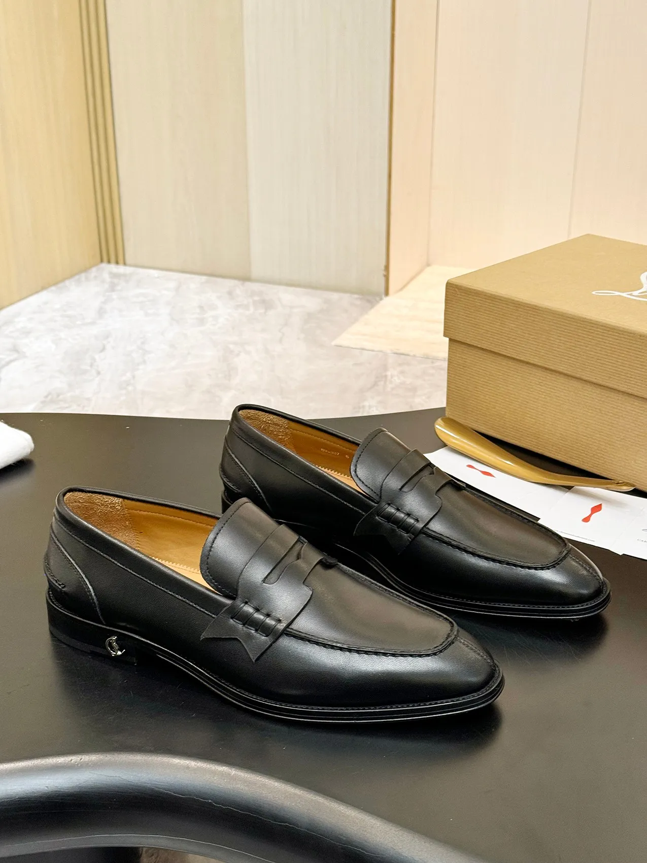 [CL red sole shoes] Top P: 1020💰 Size 39-44 (⚠️38.45.46.47 custom-made, non-returnable and non-exchangeable) 🆑High-end men's business formal leather shoes, original authentic top quality goods ••✅💯 Top original order purchasing agent! Original imported patterned cowhide ➕Imported cowhide lining ➕Cowhide feet ➕Original leather outsole~🉑️Feel free to compare the authentic ones!